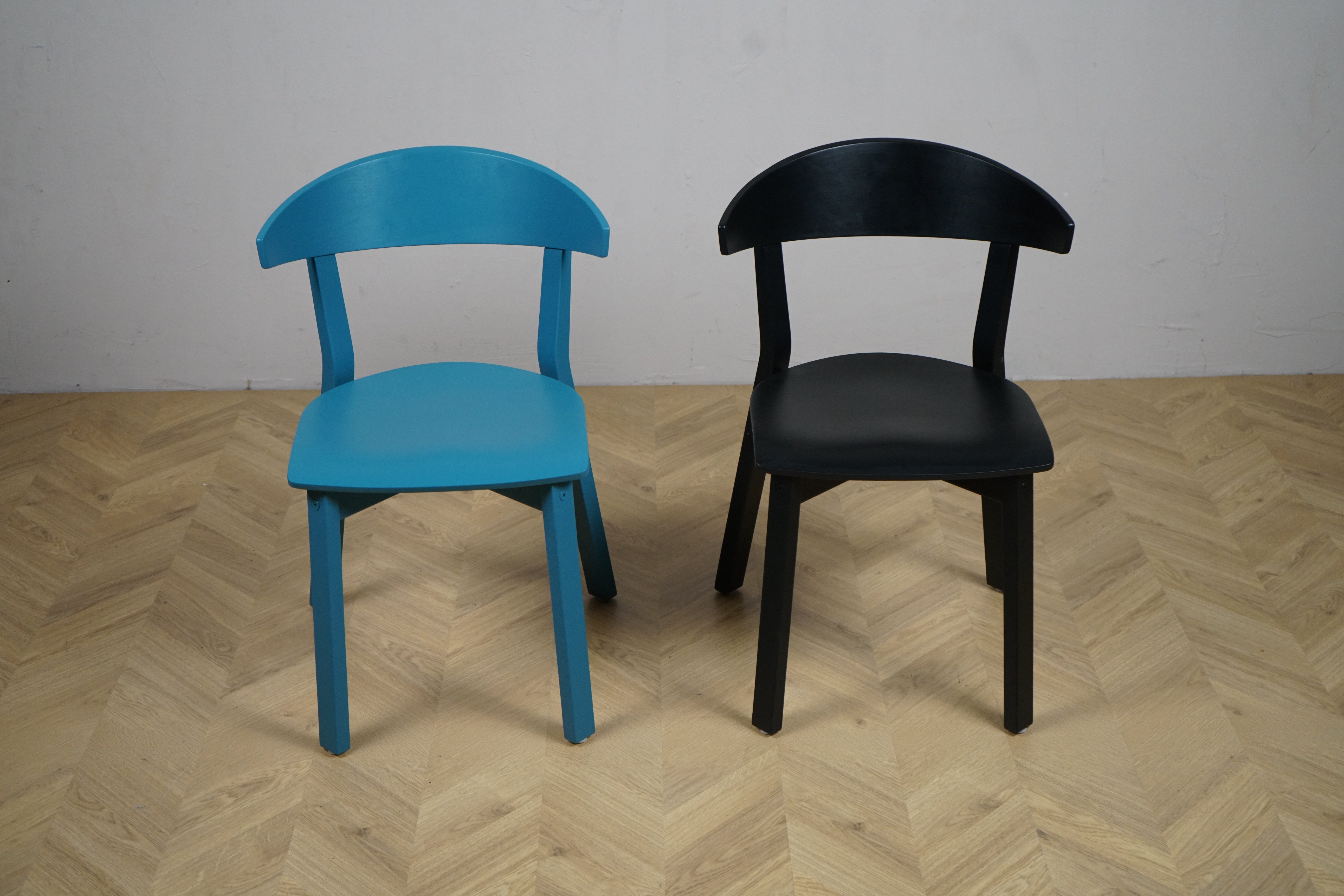 Kinnarps sæt af 2 spise- og caféstole – moderne stole i sort og turkis set forfra